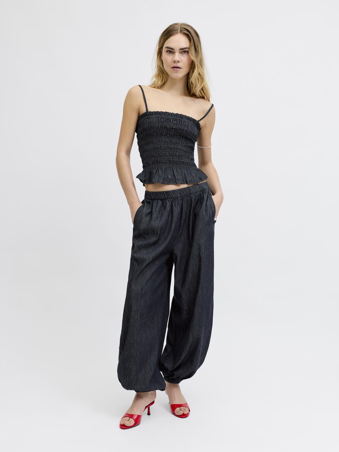 model_shot-front_full